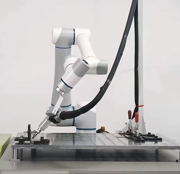 Sauvez le cobot emploient extensivement avec l'axe coopératif du robot 6 de gamme de 1300mm pour des machines de soudure