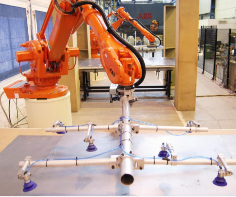 Montage de soudure de bras de robot de Kuka Abb saisissant les panneaux solaires dans l'industrie photovoltaïque comme tournevis