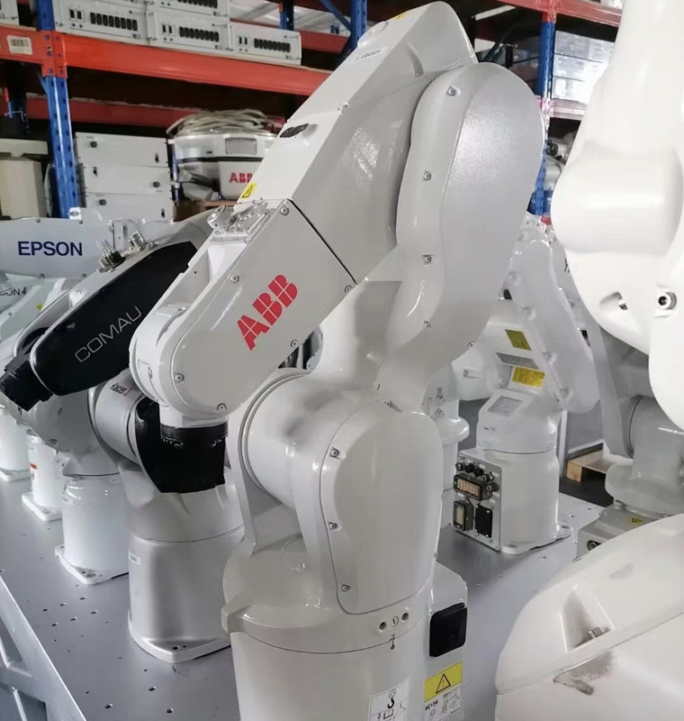 Travail d'axe du bras 6 de robot industriel d'ABB IRB1200-5/0.9 avec le robot de vision bon à l'Assemblée