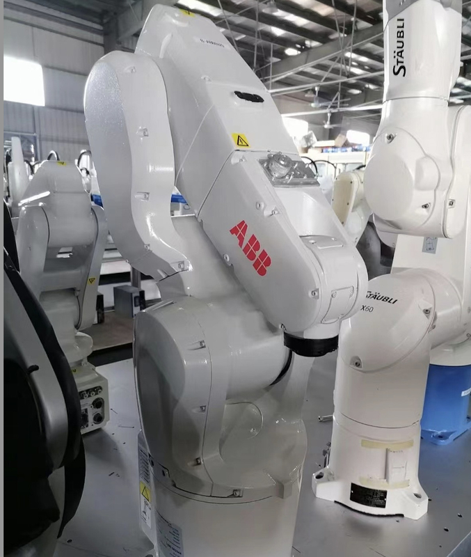 Travail d'axe du bras 6 de robot industriel d'ABB IRB1200-5/0.9 avec le robot de vision bon à l'Assemblée