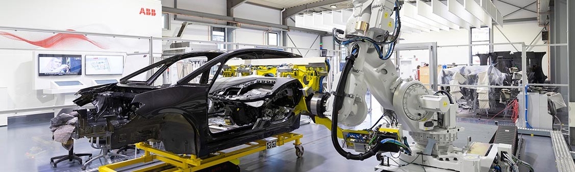 Le bras de robot d'Abb de Six-axe découpant formant le robot d'IRB 8700 pallettise les usines des véhicules à moteur de soudure