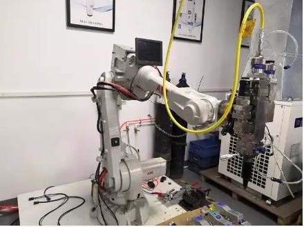 Bras de robot d'axe du système ABB Kuka Fanuc 6 de robot de soudure laser de fibre   Profondeur 0.04-6mm