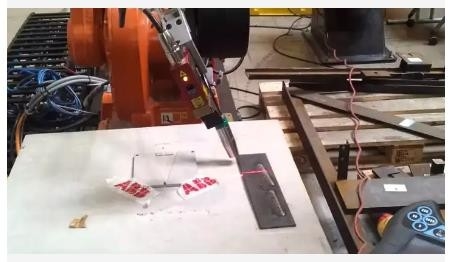 Bras de robot d'axe du système ABB Kuka Fanuc 6 de robot de soudure laser de fibre   Profondeur 0.04-6mm