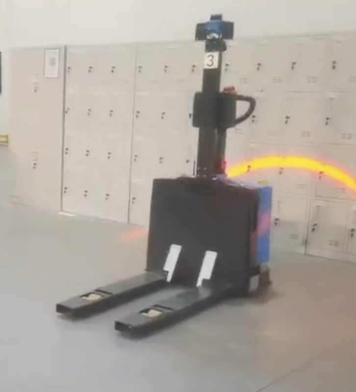 Véhicule de navigation automatisé d'usine avec charge automatique 1500 kg capacité de charge 24 heures d'endurance